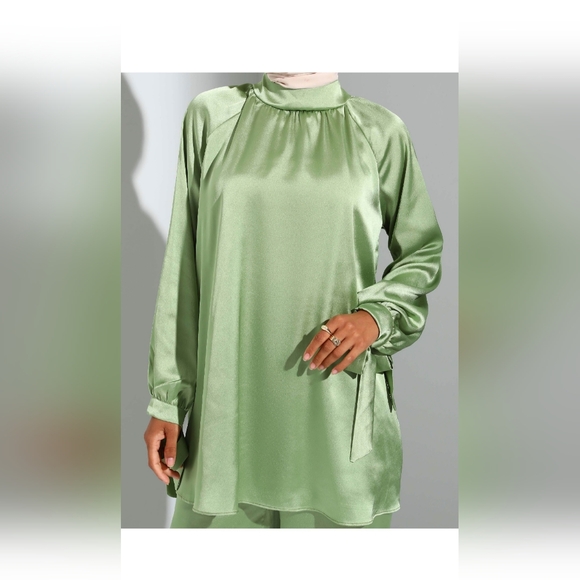 Set from Modanisa. Blouse and pants. Size 8. Can fit M-L - Picture 1 of 3